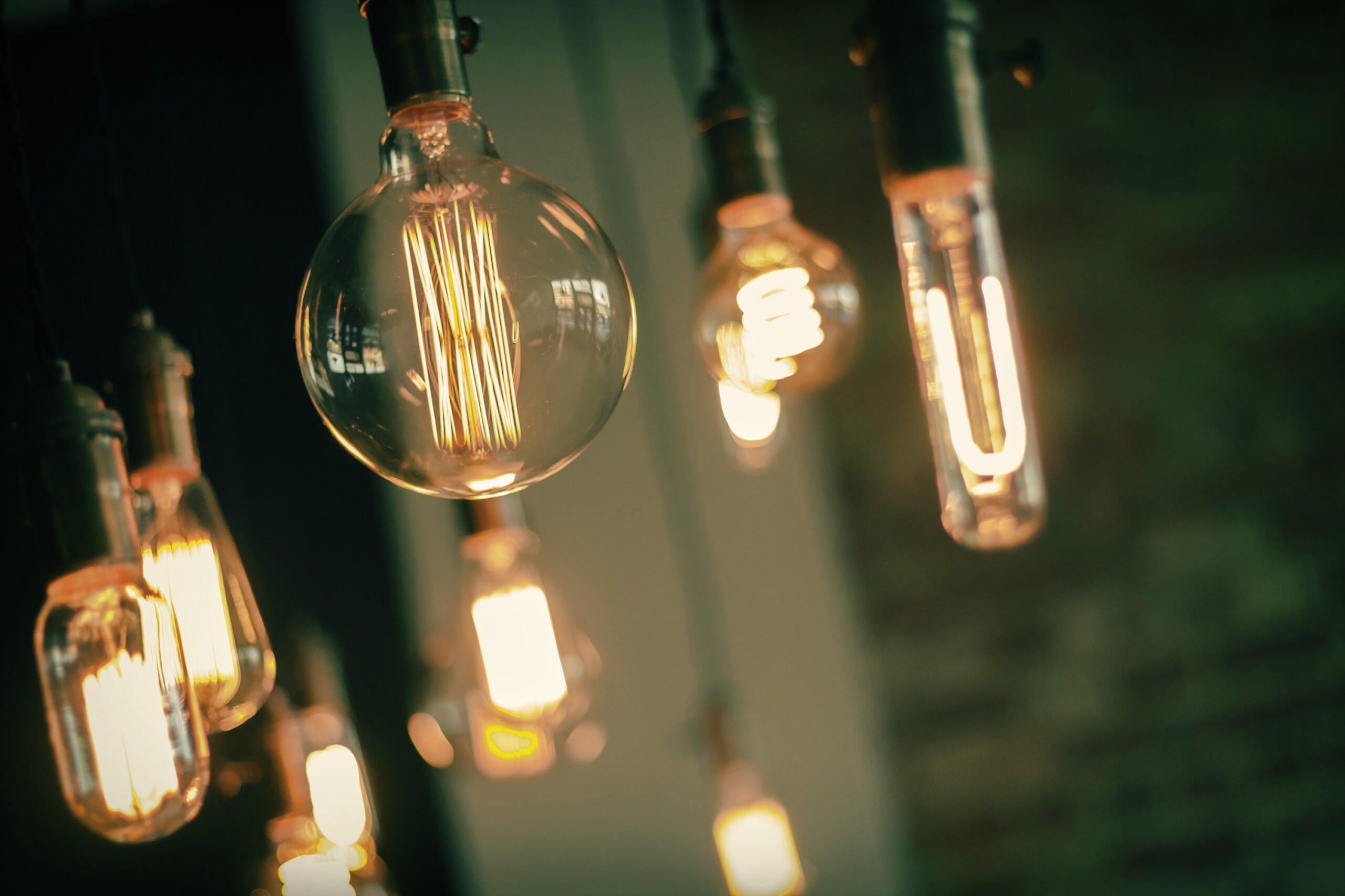 LED-filamentlampen in een donkere ruimte