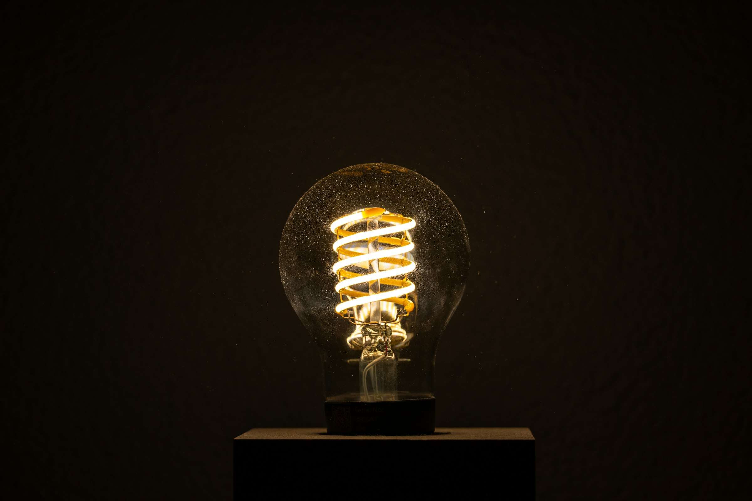 LED-filamentlamp met spiraalvormige gloeidraad